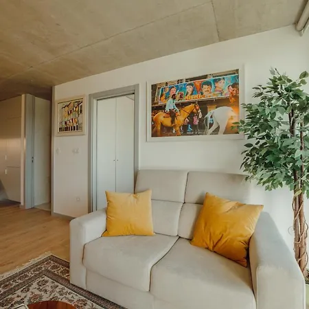 Apartment Amazing Design With Garden & Pool By Vacationy *